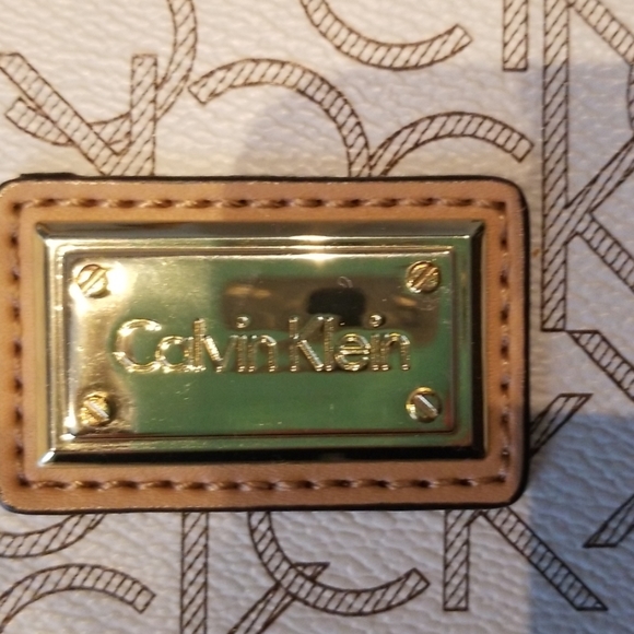 Calvin Klein signature print 3 pocket crossbody - Picture 2 of 7